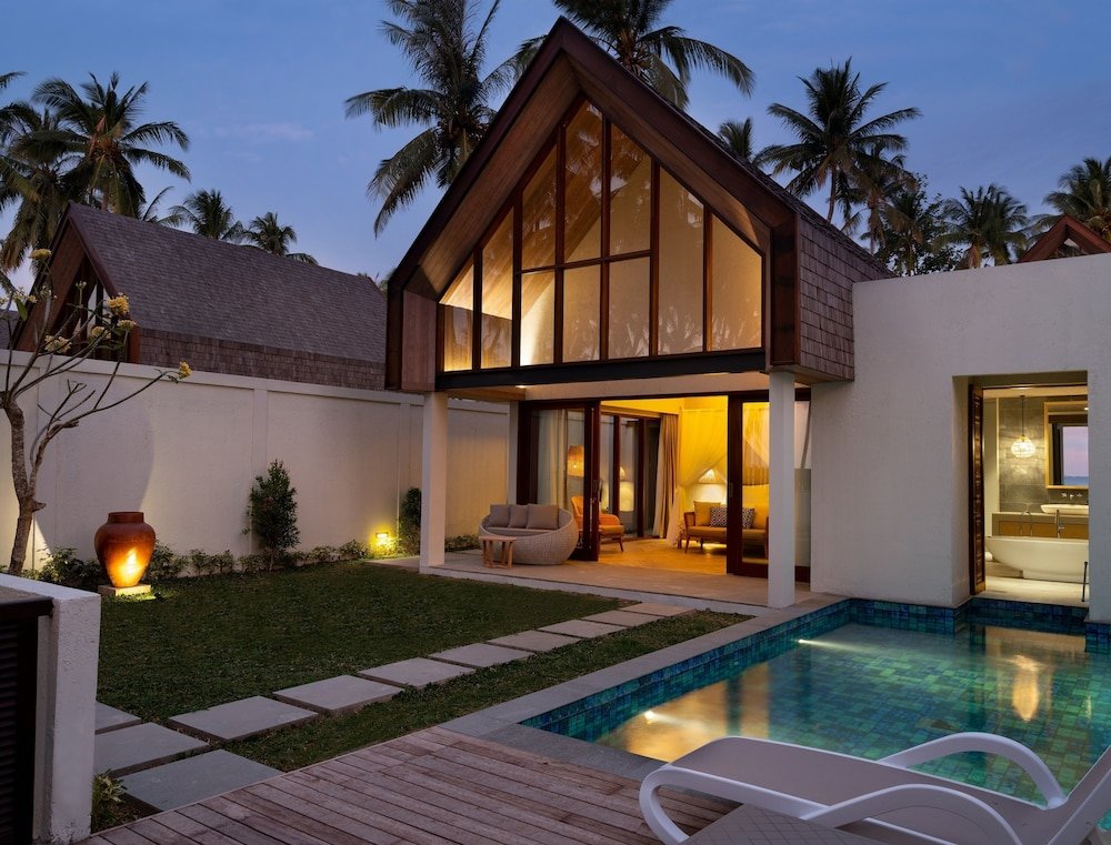 Villa with balcony and beachfront The Kayana Beach Lombok
