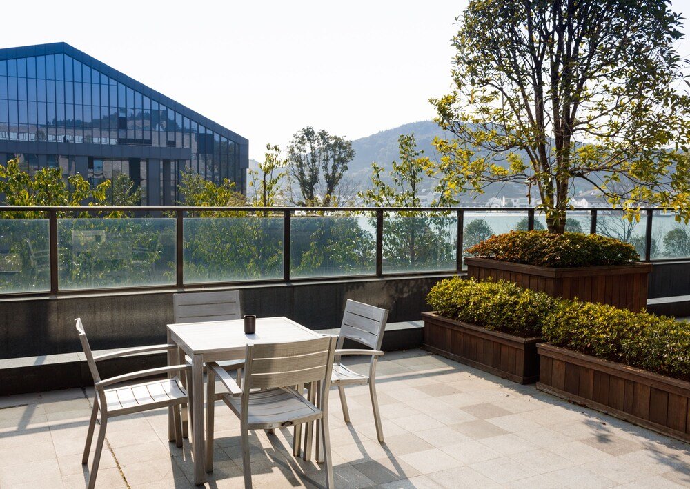 Номер Standard с балконом Hilton Ningbo Dongqian Lake