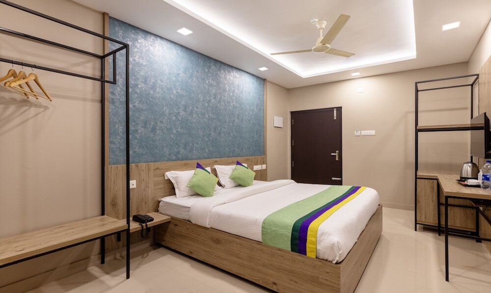 Двухместный номер Standard с балконом Treebo Trend Sreepathi Prayag Apartments