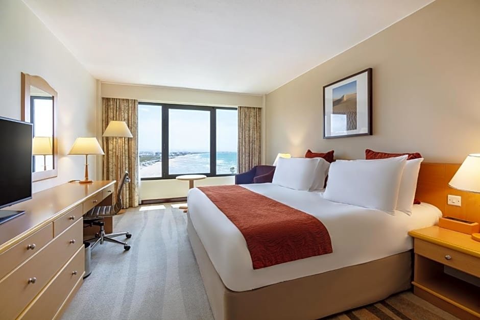 Двухместный номер с видом на море Crowne Plaza Muscat, an IHG Hotel
