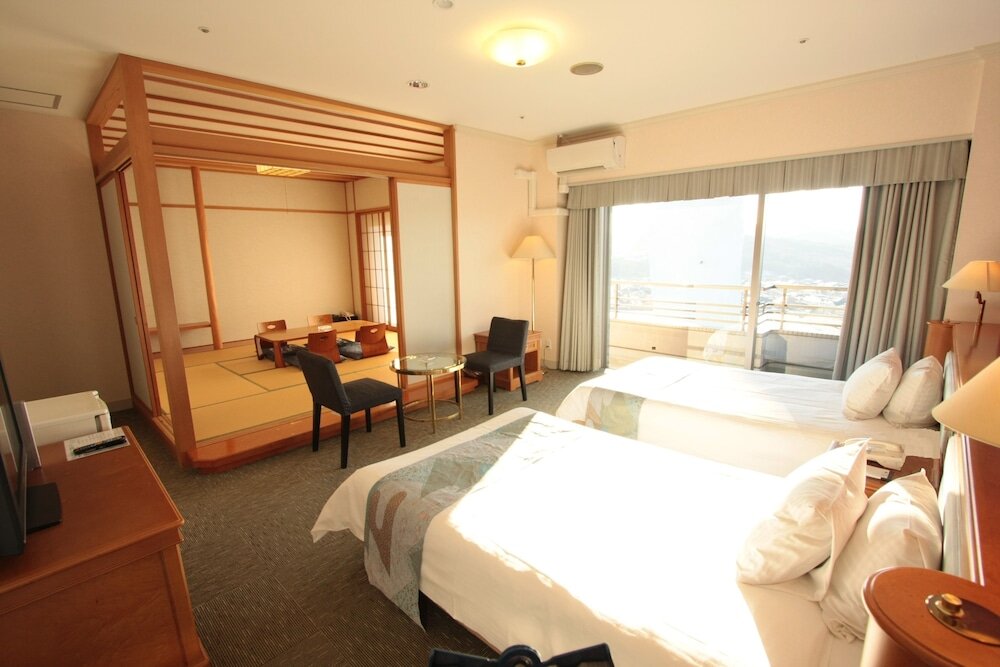Люкс с балконом Sendai Hills Hotel
