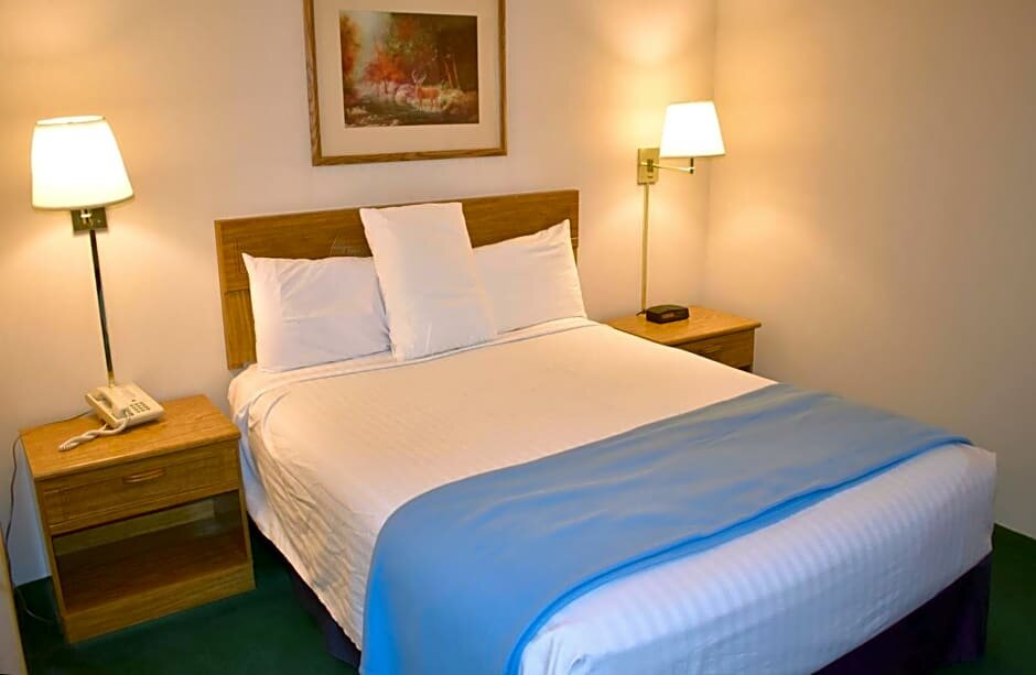 Suite 2 Schlafzimmer Americas Best Value Inn & Suites - Tahquamenon Country