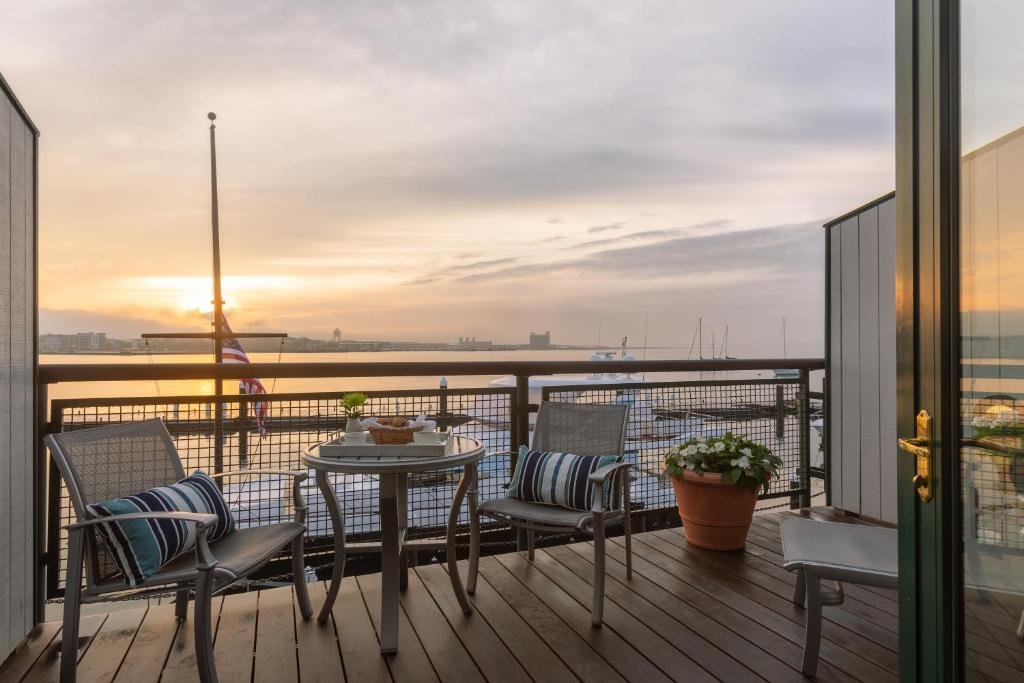 Двухместный номер Superior с балконом Boston Yacht Haven