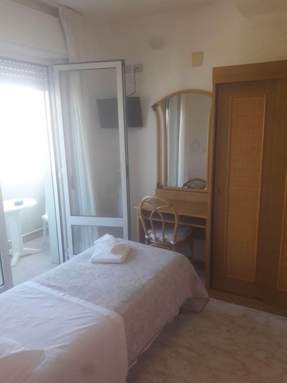 Economy Einzel Zimmer mit Balkon Hotel Capri