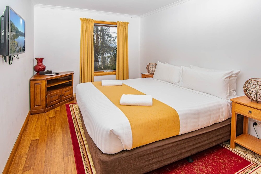 Suite 1 Schlafzimmer mit Balkon und mit Seeblick Lake St Clair Lodge