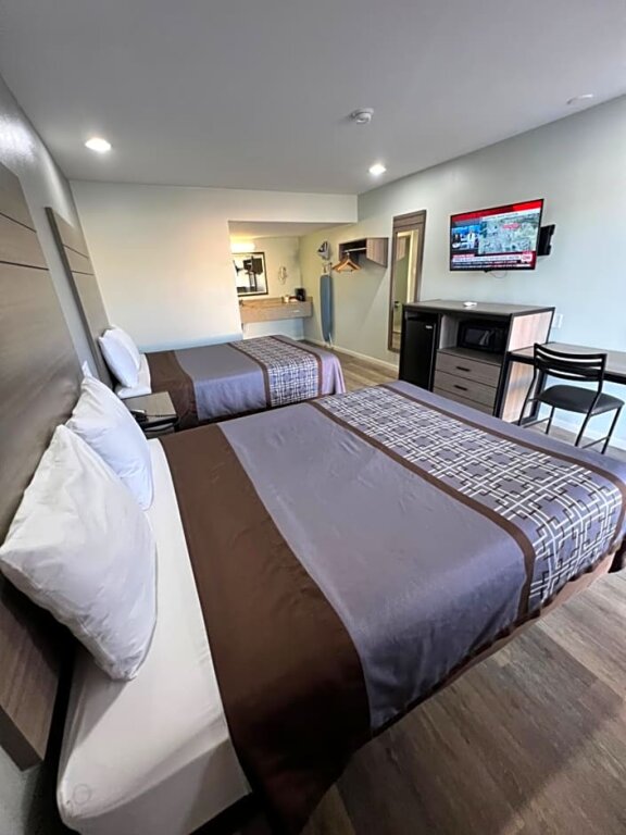 Standard Quadruple room Continental Inn and Suites