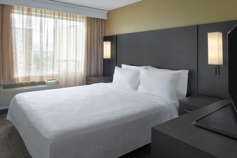Четырёхместный люкс с 2 комнатами Residence Inn by Marriott London Canada