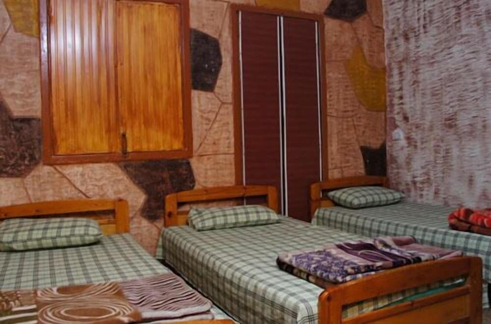Кровать в общем номере (мужской номер) Talal Hotel