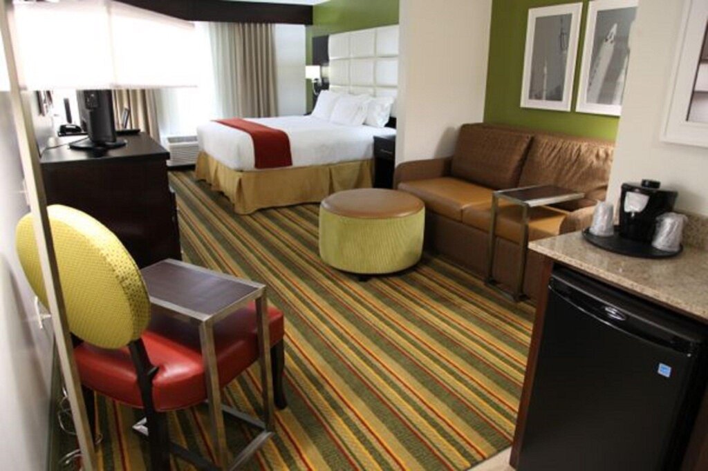 Двухместный люкс Holiday Inn Express & Suites - Huntsville Airport, an IHG Hotel