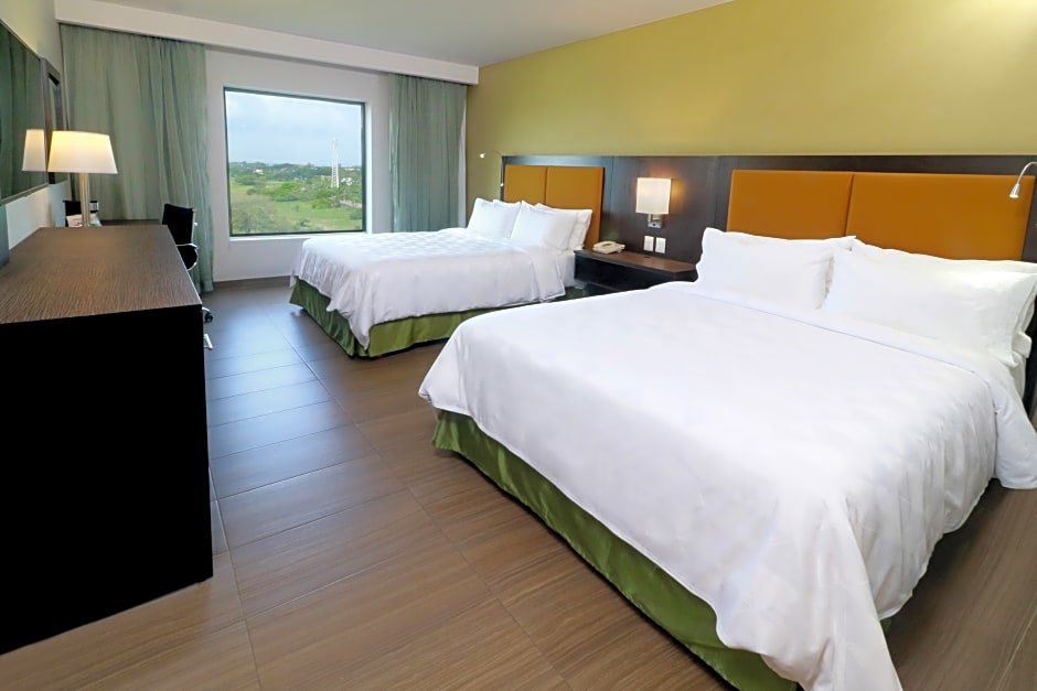 Четырёхместный номер Standard с видом на залив Holiday Inn Tampico-Altamira, an IHG Hotel