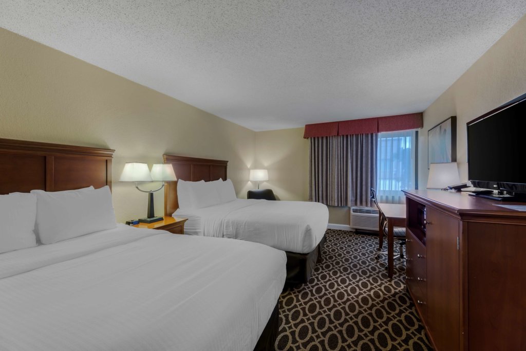 Standard Quadruple room Best Western Plus Wooster Hotel & Conference Center