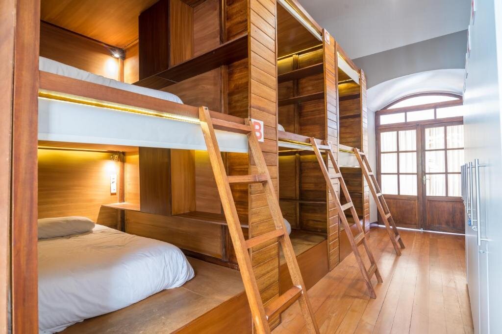 Кровать в общем номере (женский номер) Solera House Adventure Hostel