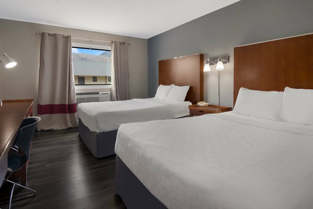 Standard Quadruple room Canadas Best Value Inn & Suites Kamloops