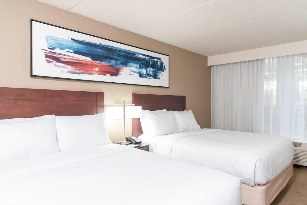 Четырёхместный номер Executive Delta Hotels by Marriott Kalamazoo Conference Center