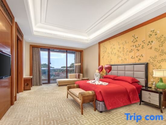 Люкс с видом на озеро East Tai Lake Grand Hotel