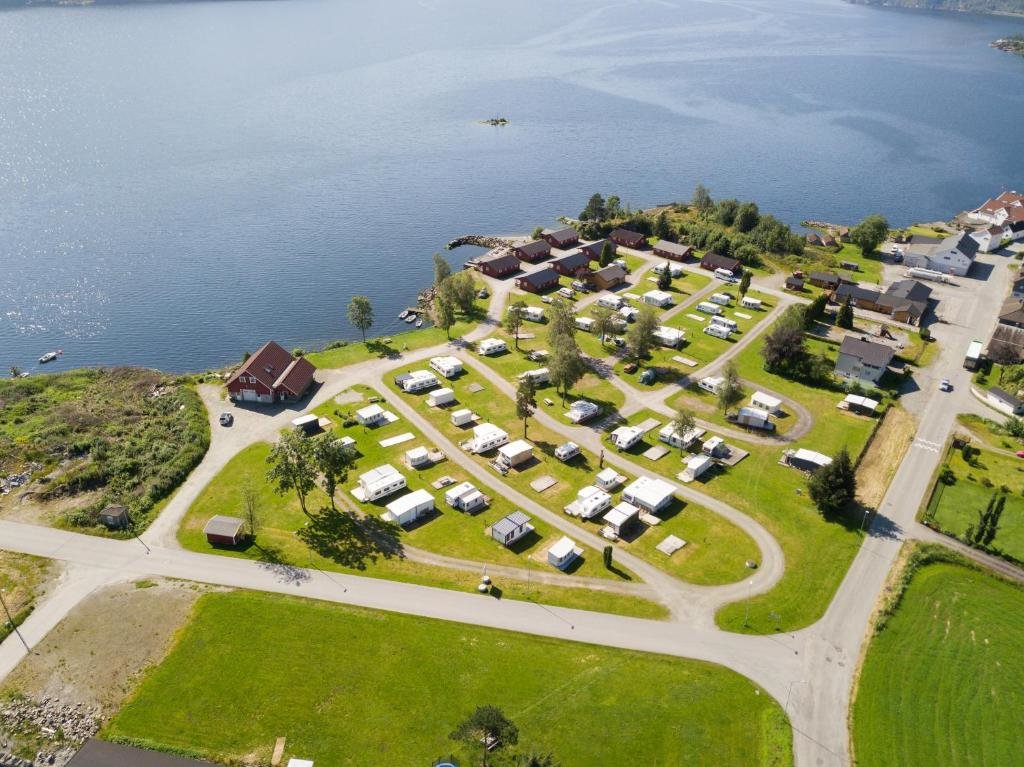 Коттедж с видом на море Sauda Fjord Camping