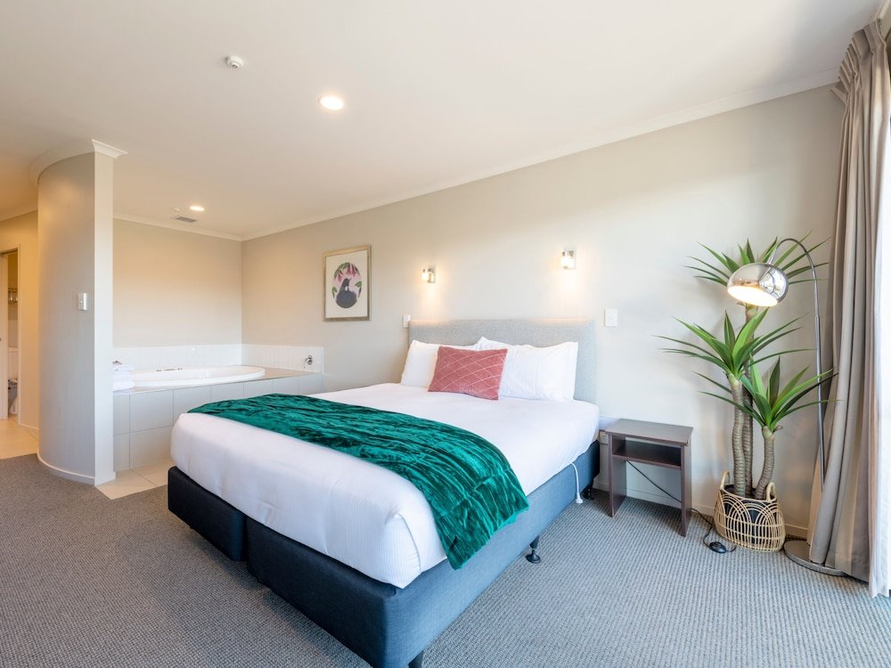 Luxury Suite with balcony Lake Taupo Motor Inn
