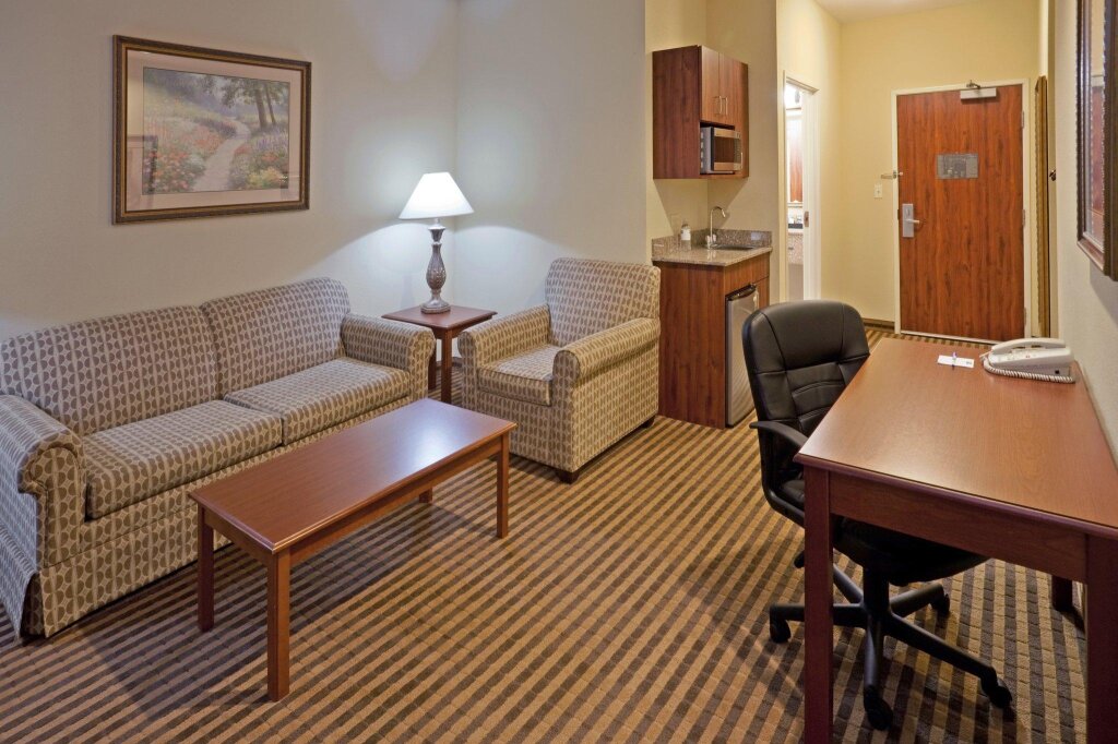 Четырёхместный номер Standard Holiday Inn Express & Suites Waxahachie, an IHG Hotel