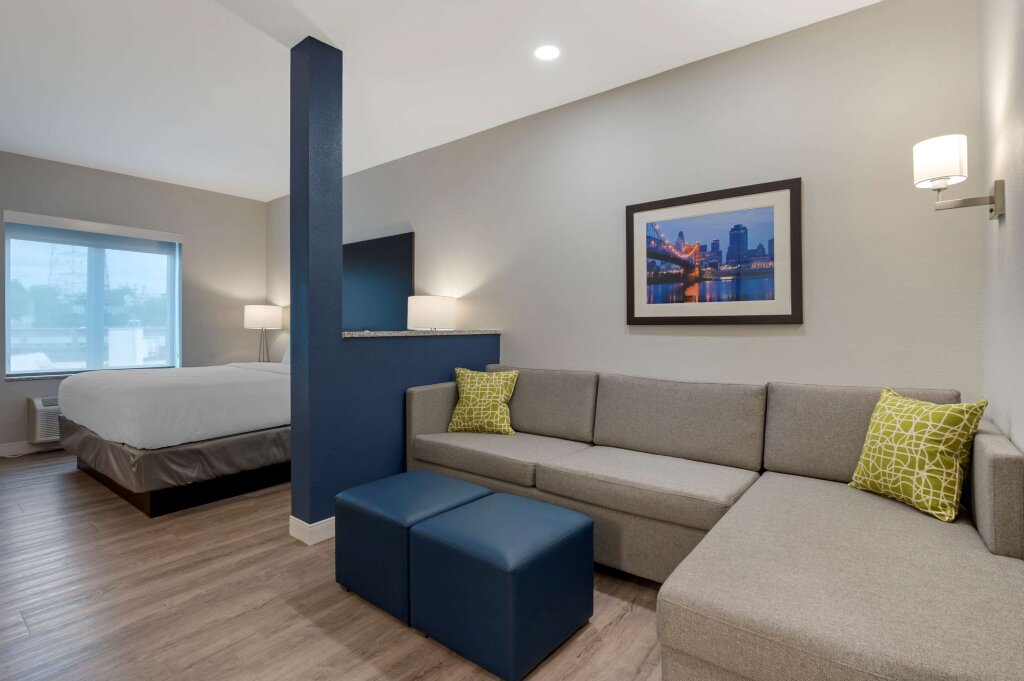 Двухместный люкс Comfort Suites Cincinnati University - Downtown