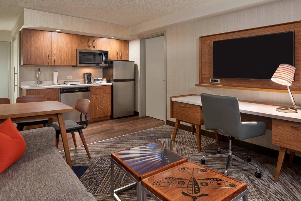 Suite Four Points by Sheraton Toronto Airport East