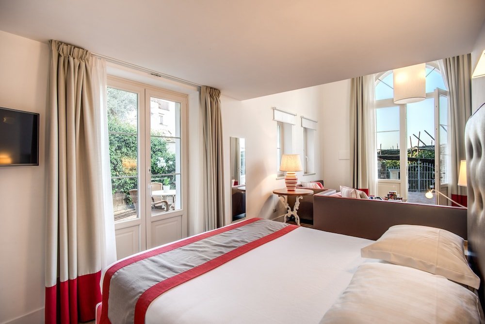 Suite 1 dormitorio con balcón y con vista al jardín Relais Palazzo del Barone