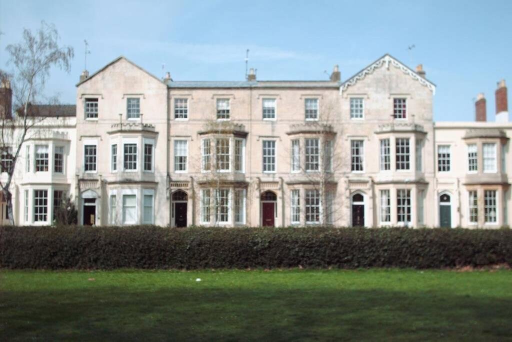 Apartment Central Cheltenham, Regency Apartment with PARKING, Cavalier Suite - Sleeps 6