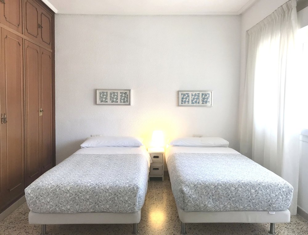 Кровать в общем номере с 6 комнатами Apartamentos Turísticos La Mundial