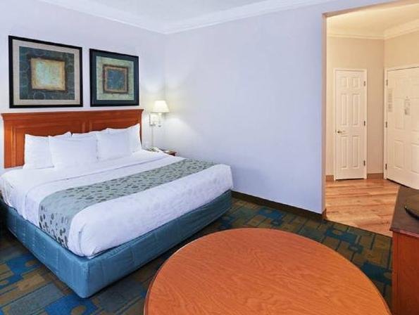 Кровать в общем номере La Quinta by Wyndham Dallas DFW Airport North