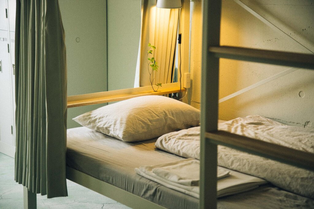 Кровать в общем номере Nui. HOSTEL & BAR LOUNGE