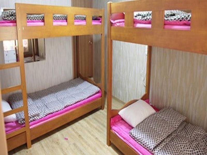 Кровать в общем номере (женский номер) Jeju Airport Guesthouse