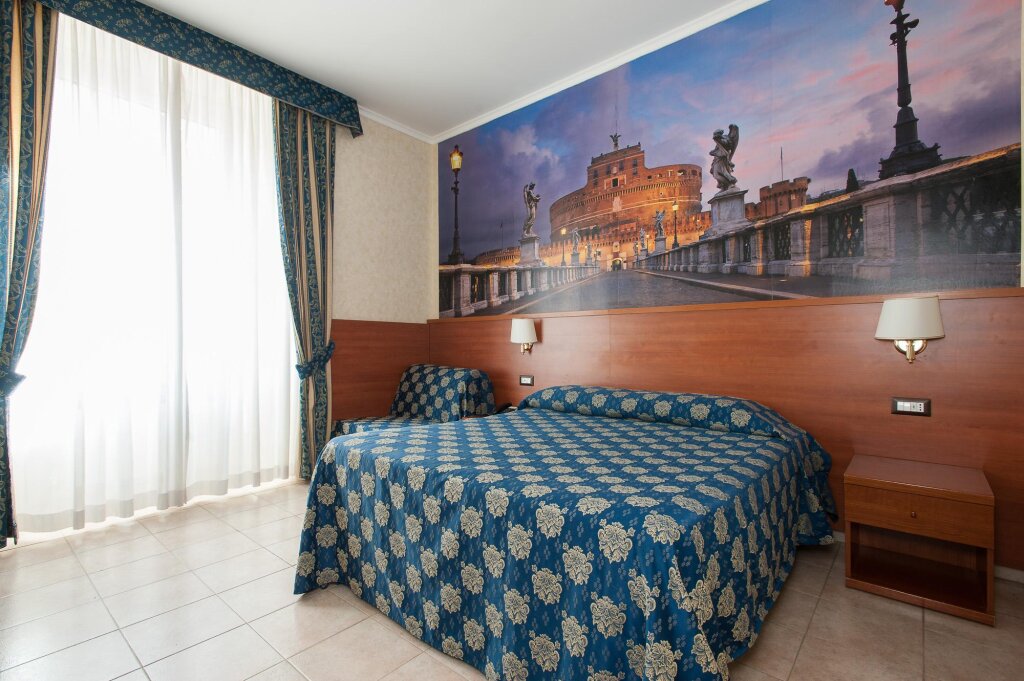 Кровать в общем номере Hotel Orlanda