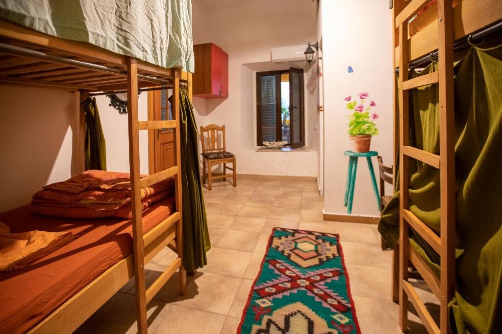 Кровать в общем номере Mi Casa es Tu Casa - Shkodra Backpackers Hostel