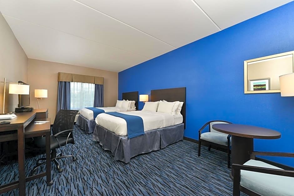 Четырёхместный номер Executive Holiday Inn Express & Suites Peekskill-Lower Hudson Valley, an IHG Hotel