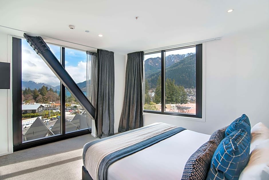 Double Suite with lake view Ramada Queenstown Central