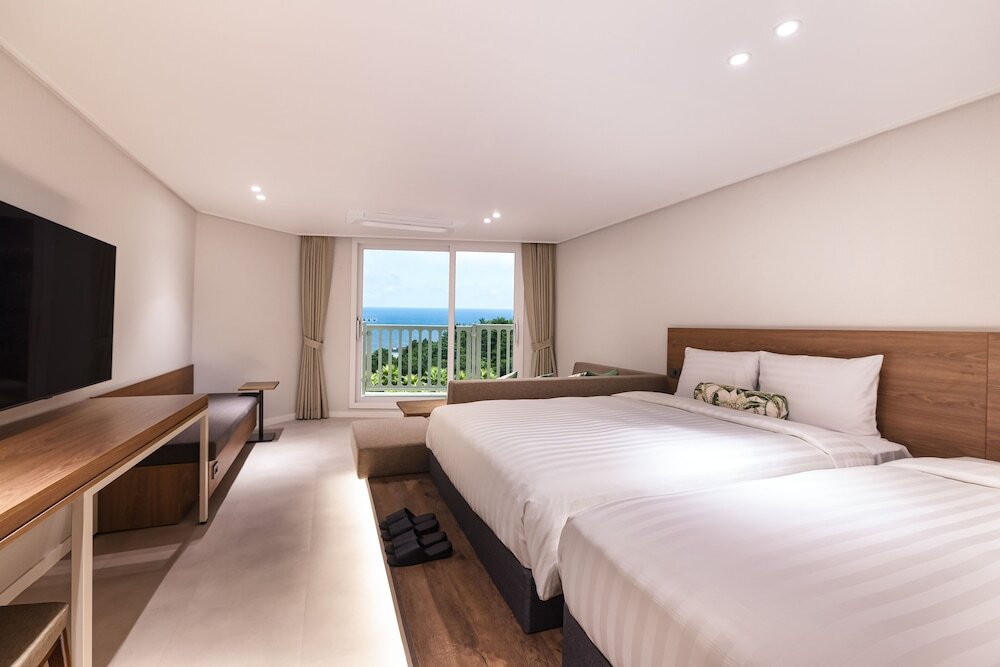 Номер Premier c 1 комнатой с балконом и с видом на океан Kensington Resort Jeju Jungmun
