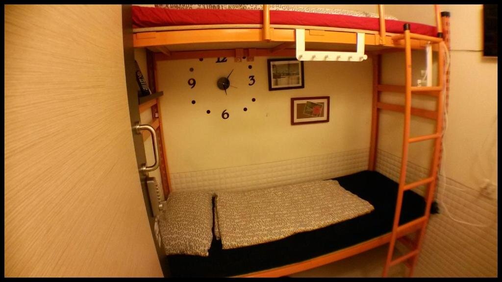 Кровать в общем номере Micro Hotel