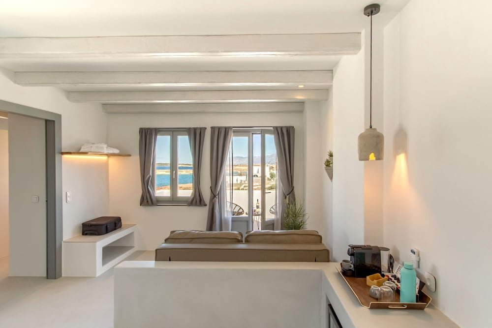 Семейный люкс с балконом и с видом на море Paros Cape Suites