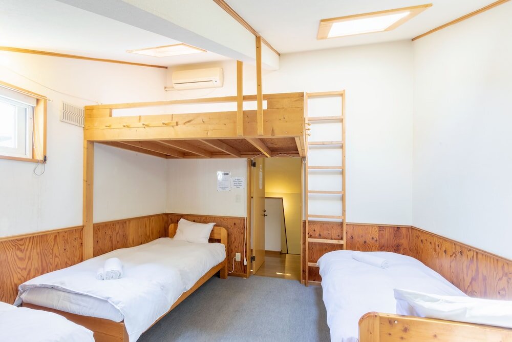 Кровать в общем номере Moorea Lodge Niseko