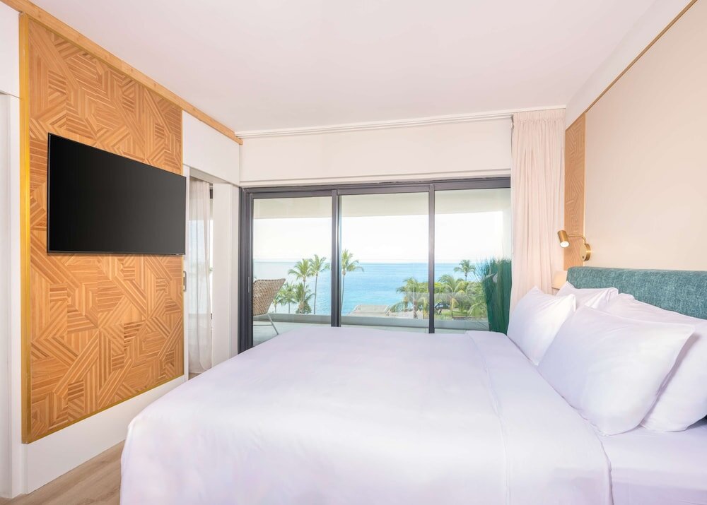 Люкс c 1 комнатой с балконом и с видом на океан Radisson Hotel Saint Denis, La Reunion