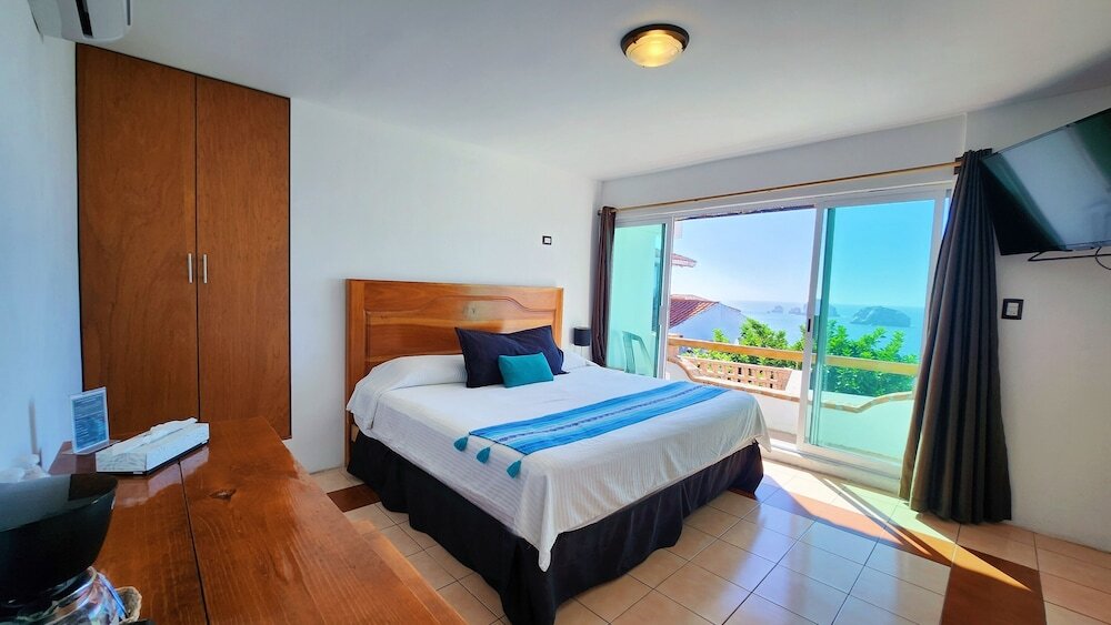 Двухместный номер Standard с балконом и с частичным видом на океан Hill House Mazatlan - Bed & Breakfast