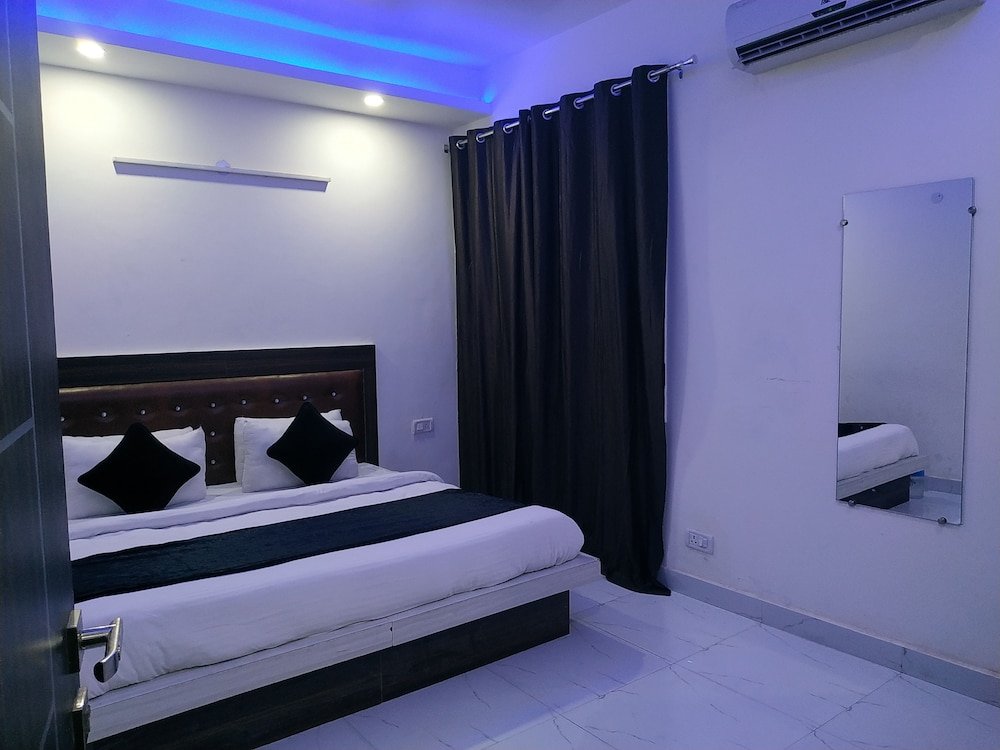 Standard room Flagship New Signature Hotel Near Iskcon Temple Noida