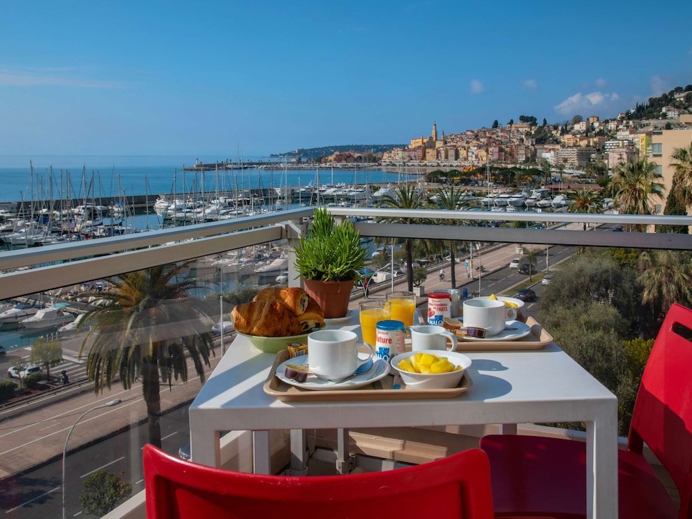 Standard Triple room with balcony and with sea view ibis budget Menton Bord de Mer