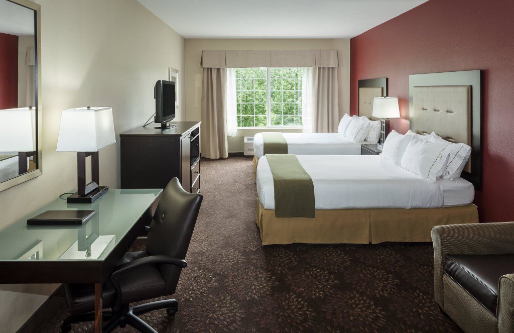 Четырёхместный номер Standard Holiday Inn Express Anchorage, an IHG Hotel