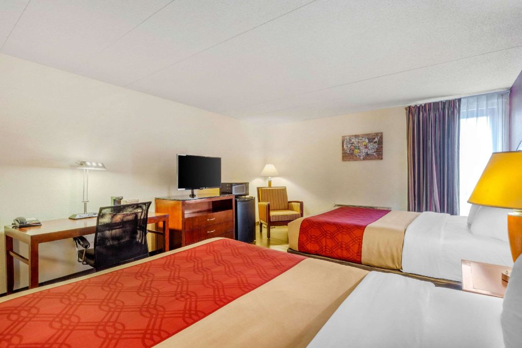 Standard Quadruple room with pool view Econo Lodge Inn & Suites Brookings