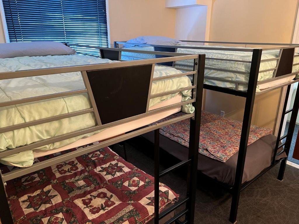 Кровать в общем номере Char's Landing Hostel