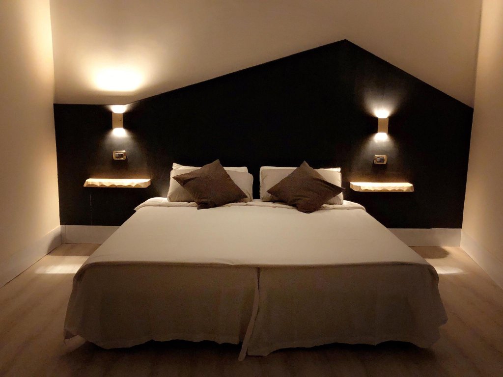 Кровать в общем номере Hotel Paris