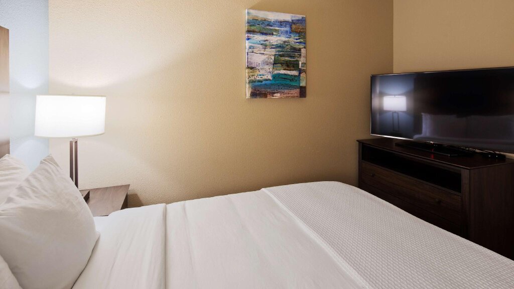 Двухместный люкс с 2 комнатами Best Western Golden Spike Inn & Suites
