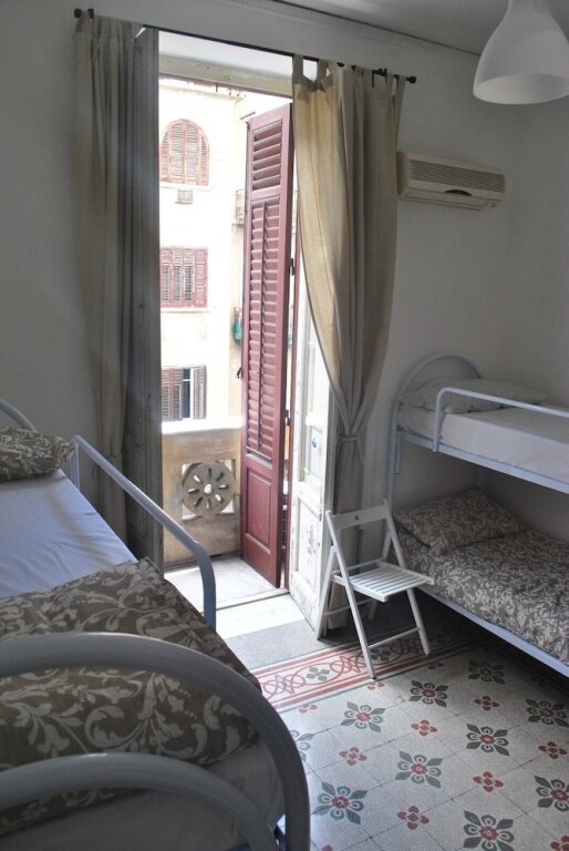Кровать в общем номере (женский номер) с балконом и с видом на город Sunrise Hostel & Rooms