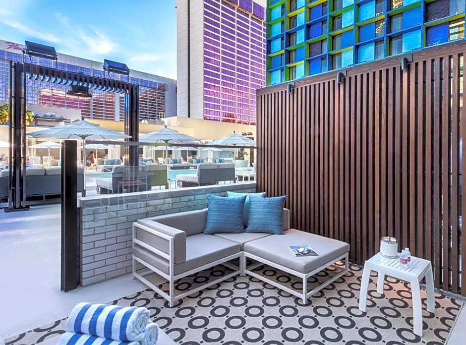 Deluxe Vierer Zimmer mit Poolblick The LINQ Hotel + Experience
