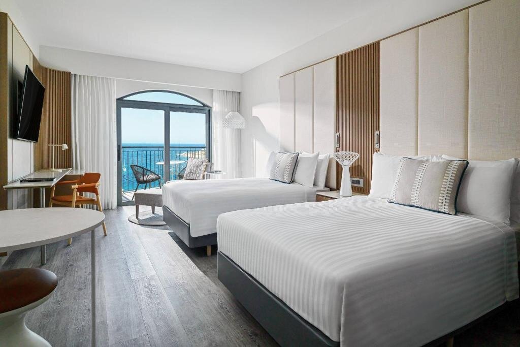 Четырёхместный клубный номер Standard с балконом Malta Marriott Hotel & Spa